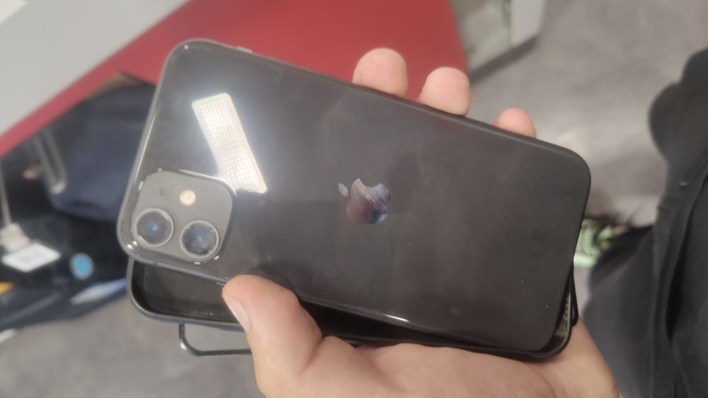 iPhone 11 ținut în folie