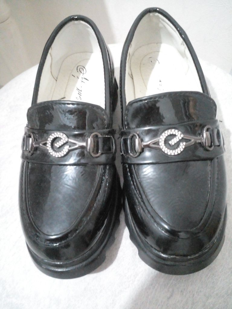 Продаётся туфли 33 и 32 размера