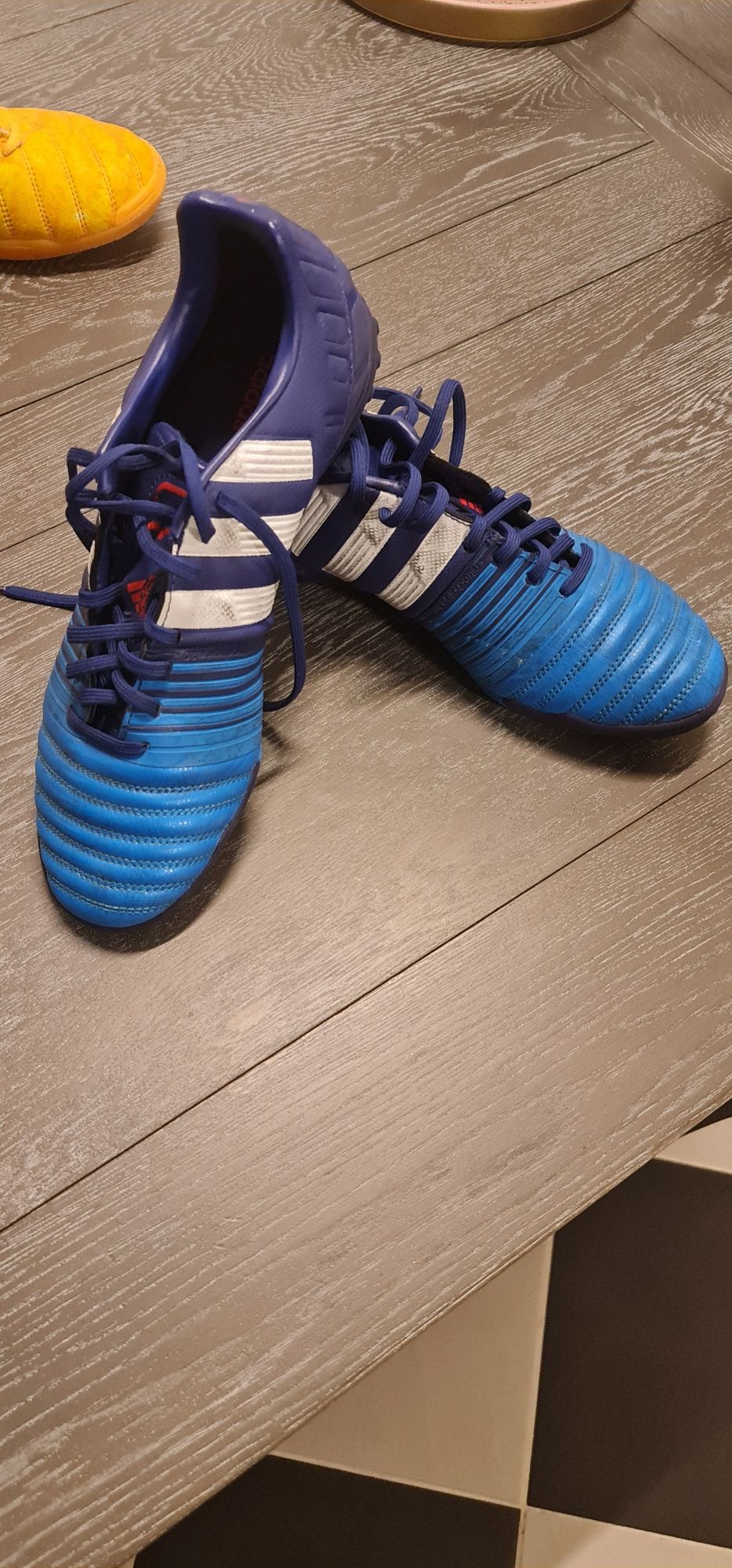 Adidasi de fotbal