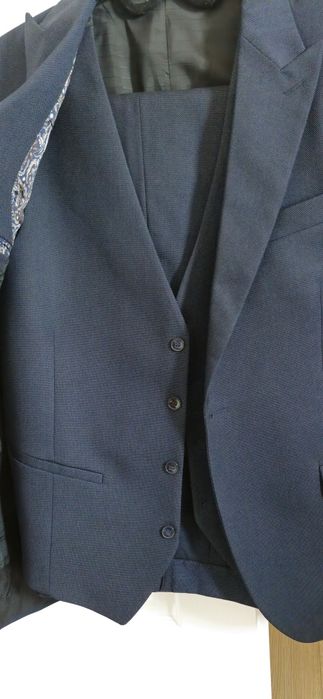 Costum 3 piese, lână 80% , potrivit pt măsura M