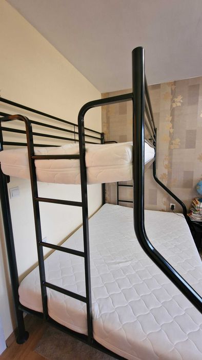 Двуетажно метално легло с матраци