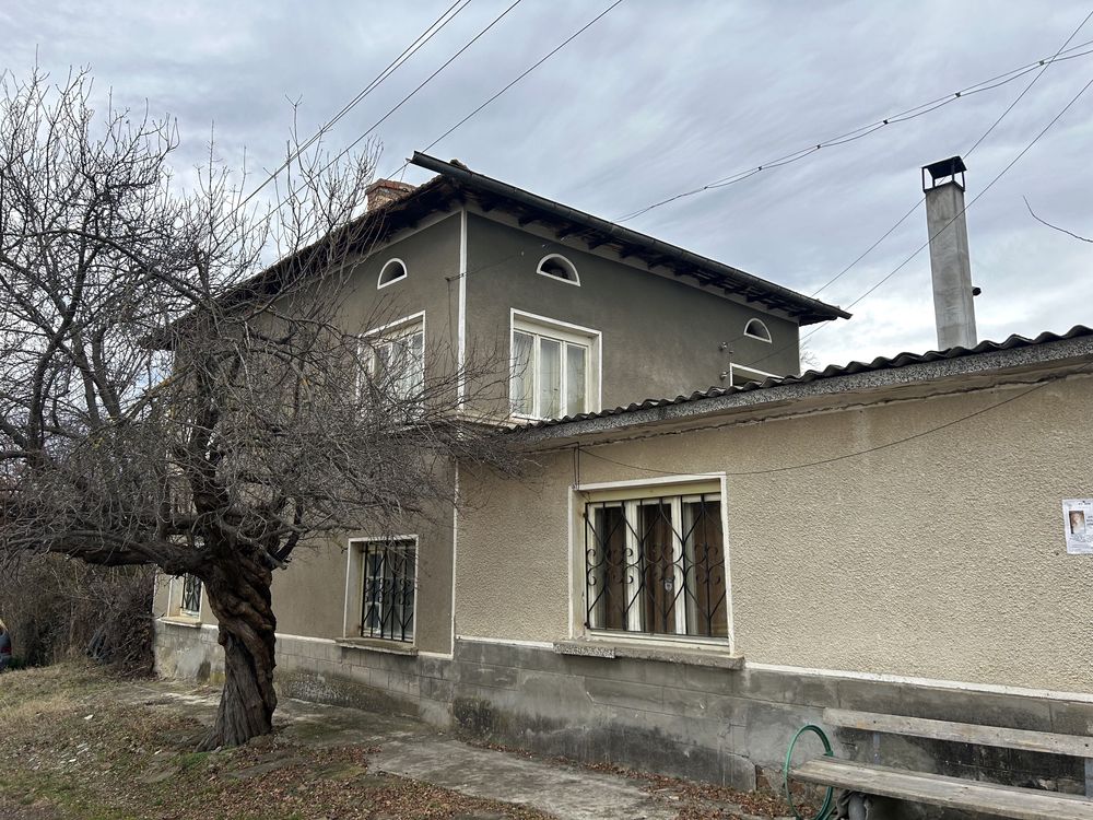 Къща в община Луковит село Тодоричене