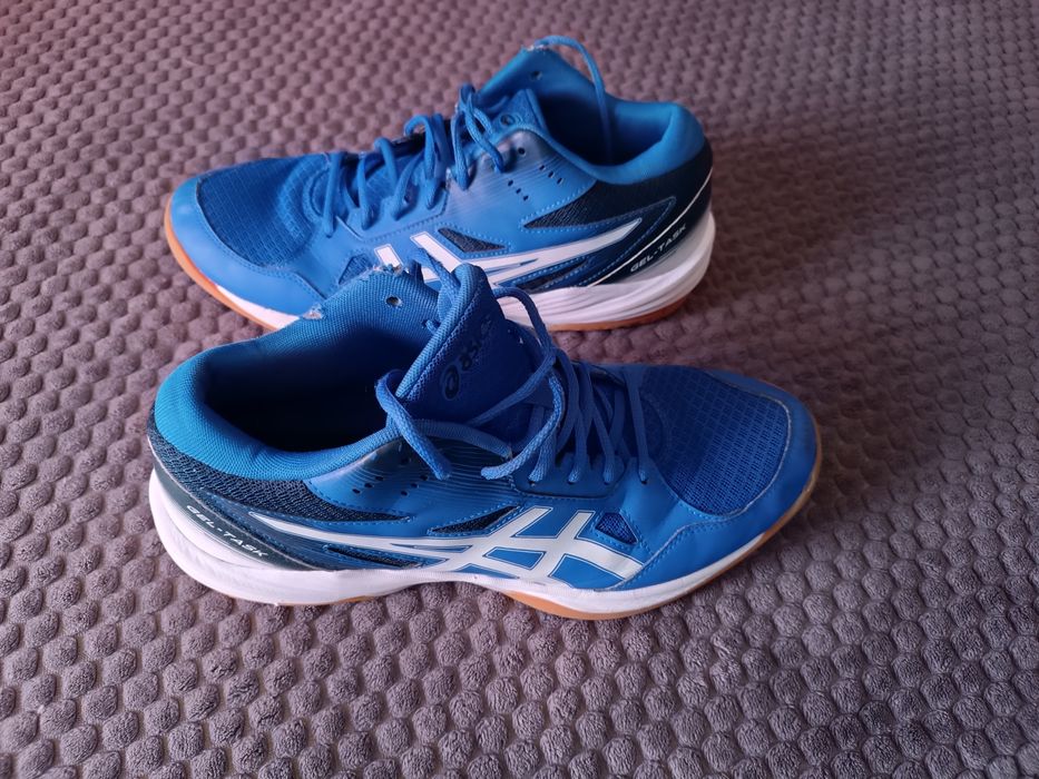 Маратонки и бутонки  NIKE и Converse