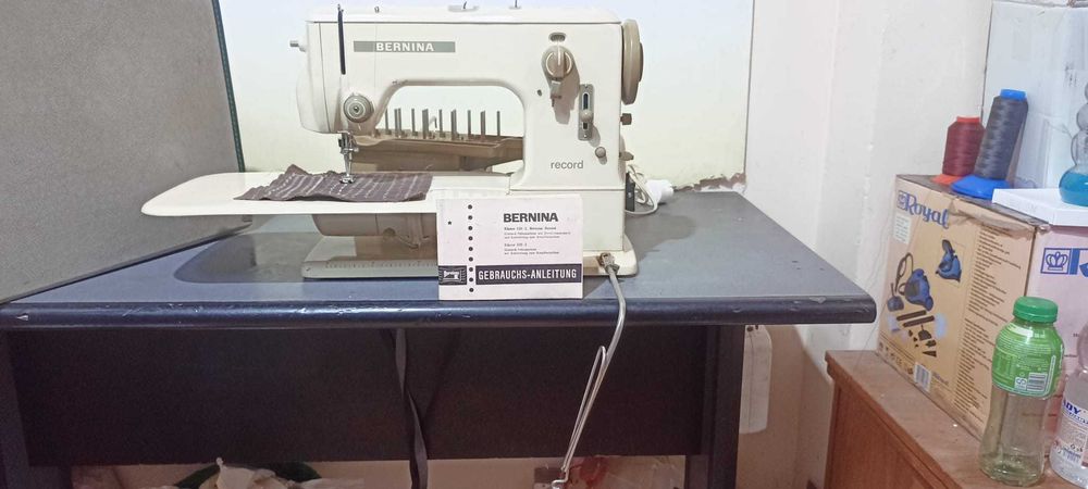 Masina de cusut Bernina Record cu tija de acctionare la genunchi