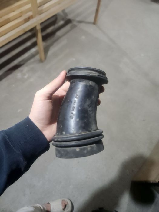 резиновый патрубок воздухозаборника от Mercedes