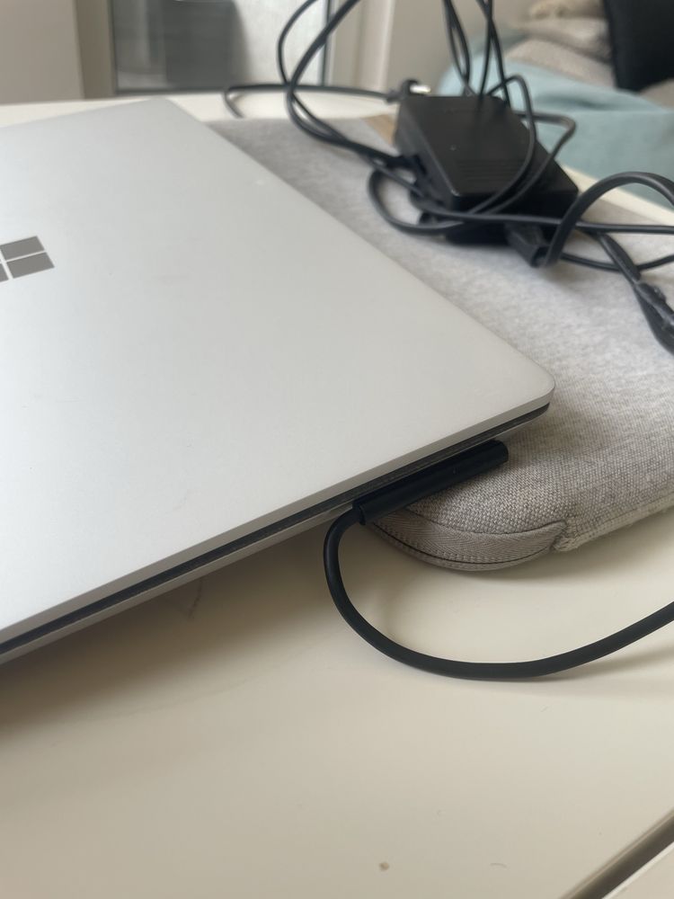 Лаптоп Microsoft Surface
