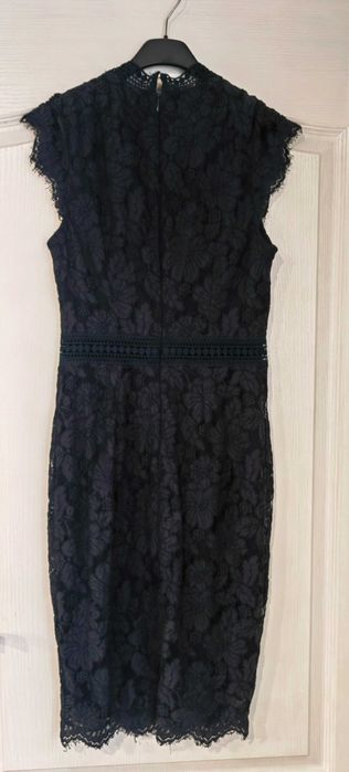 Тъмно синя дантелена рокля
