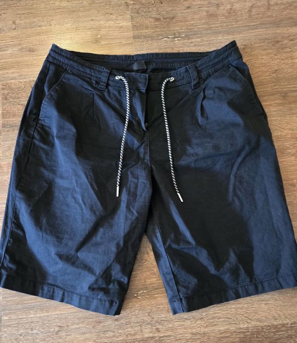 Vand pantaloni scurți