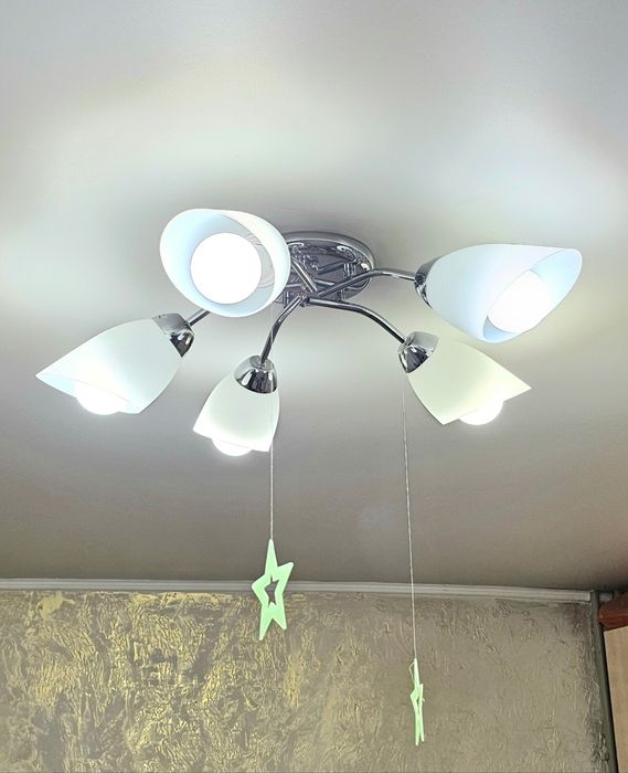 Люстра пятирожковая. На комнату до 20 кв.м.