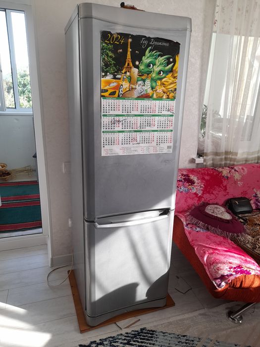 Холодильник Indesit срочно продам.
