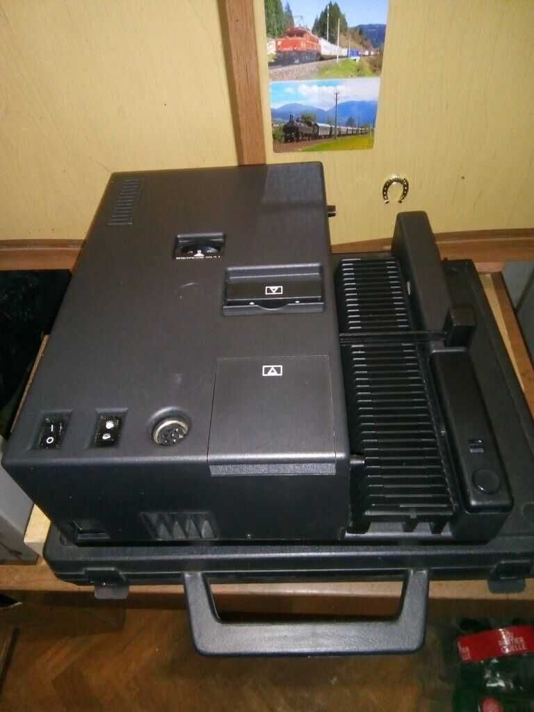 Brand Diacomet 250AF slide projector,  excellent,
+ slide case