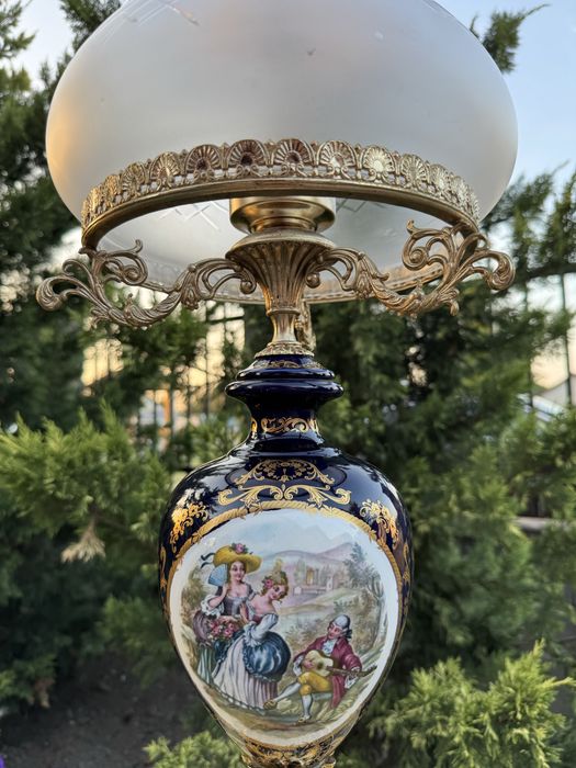 Lampa deosebita din portelan pictat si ornamente din metal aurit