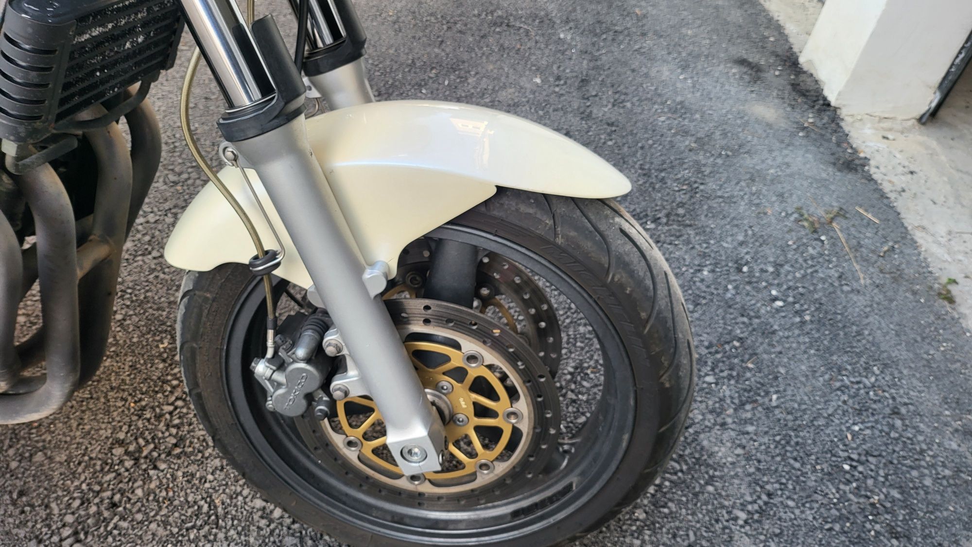 Kawasaki ZR750F vand