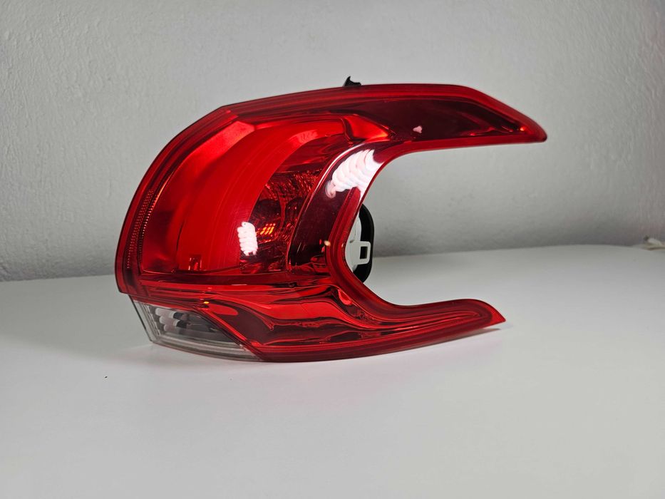 Десен стоп за пежо 2008 Peugeot преди фейслифт имам и ляв и след фейс