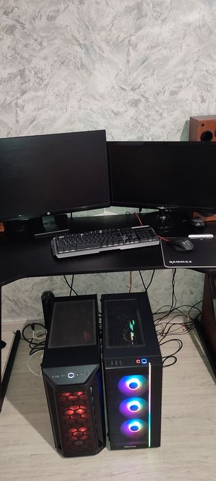 Геймърско бюро и монитори