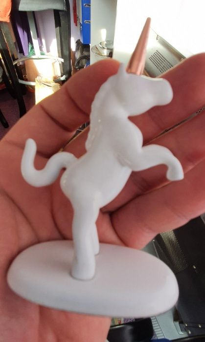 Calut inorog din metal alb