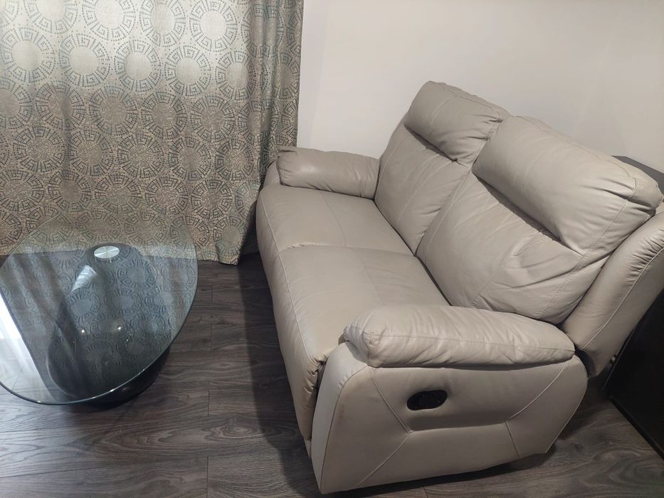 Canapea piele naturală + măsuță servit cafeaua