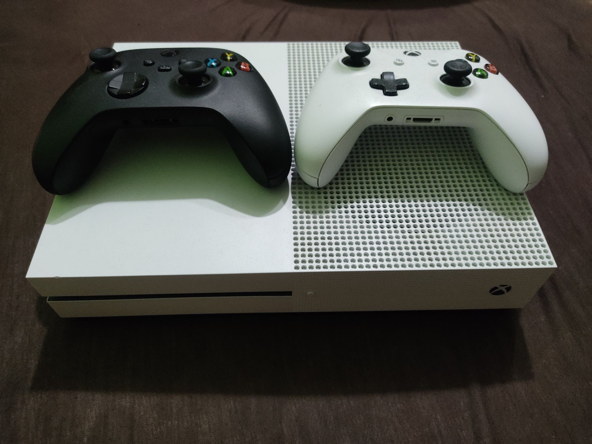 XBOX ONE S cu 2 controlere