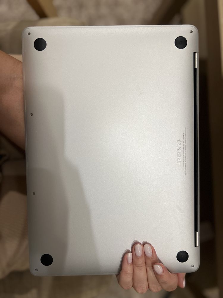 Macbook Pro M2 2022 года, 8 Гб ОЗУ. Русская клавиатура и тачбар