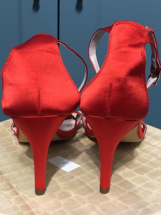 Sandale roșii, noi, nepurtate