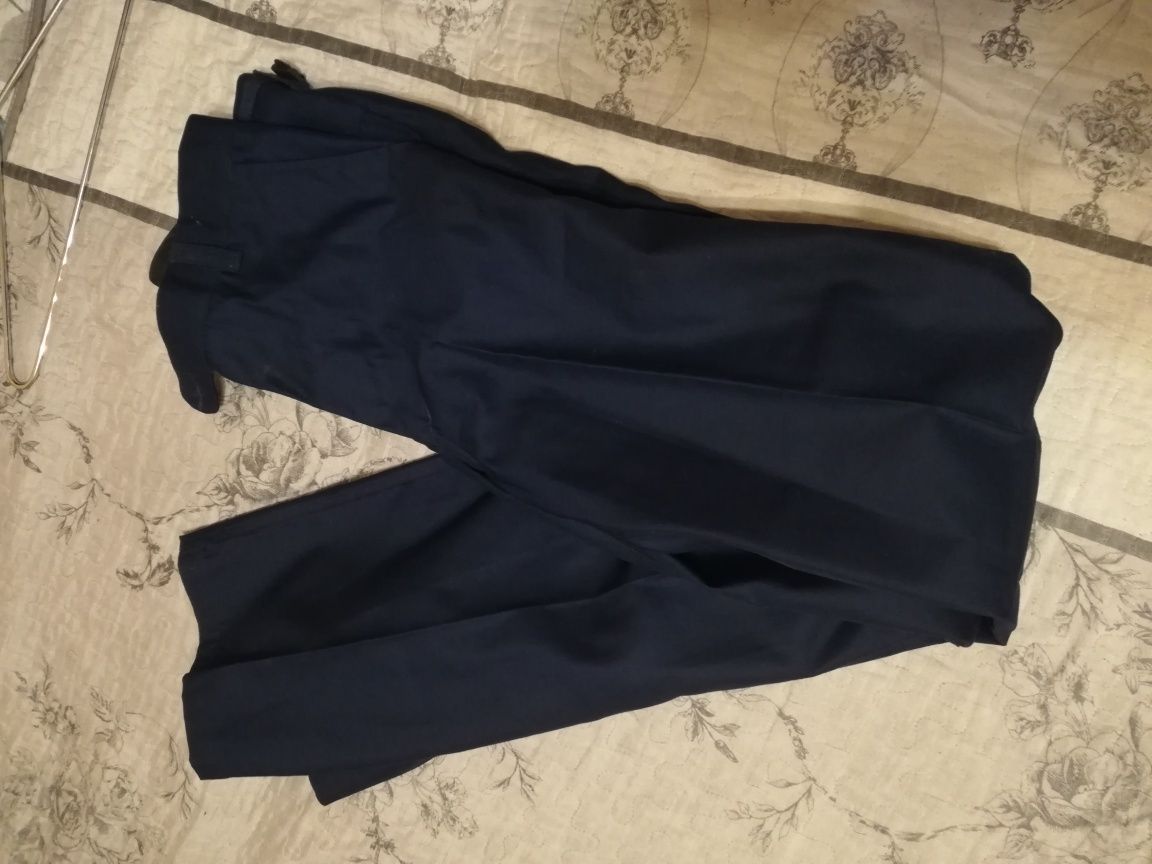Pantaloni mărime XS tip uniforma