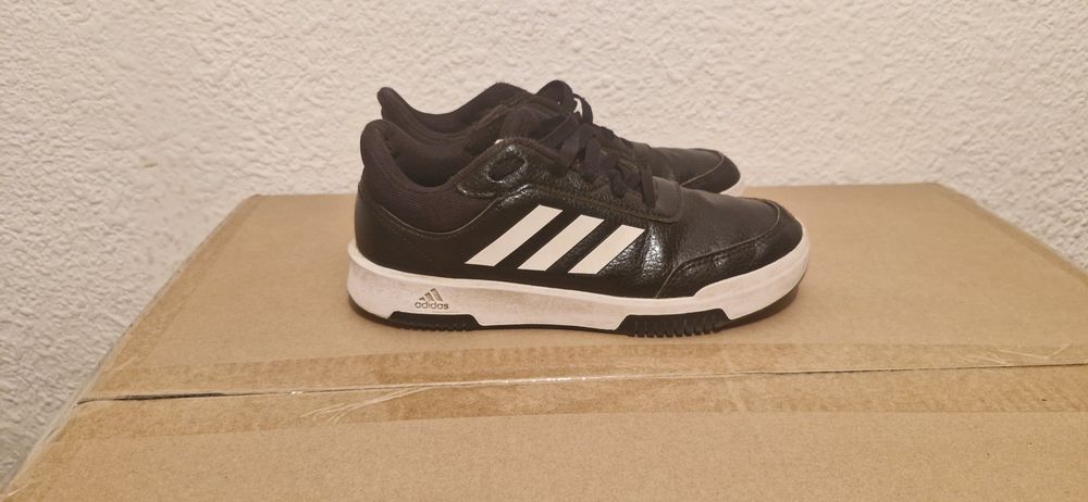 Продам кроссовки обе пары за 10тыс