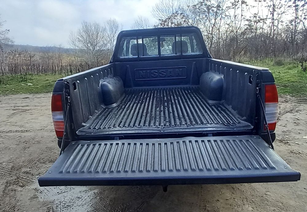 Vând Nissan navara