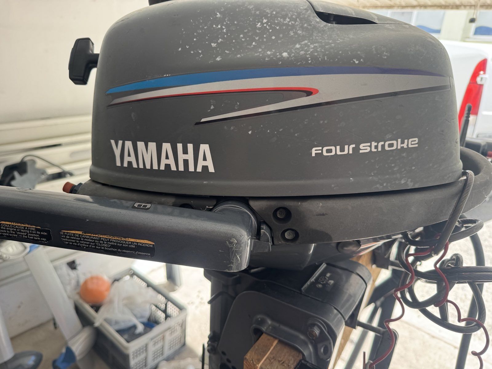Продавам извънбордов двигател Yamaha 9.9 к.с и 4 к.с