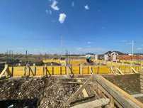 Construim case la roșu de calitate și fără întârzieri