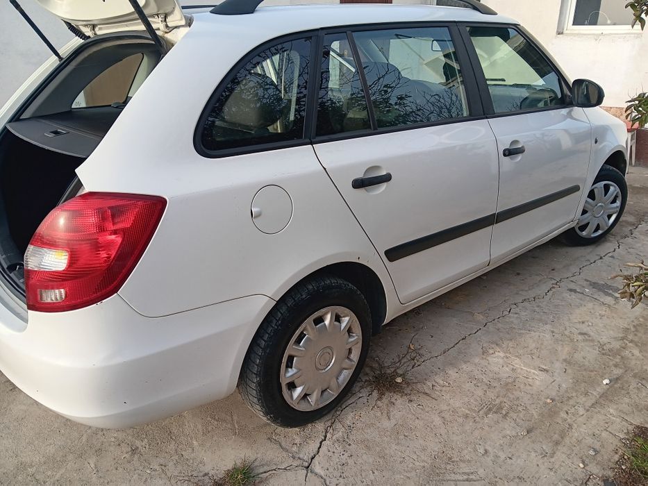Vând skoda fabia 2010