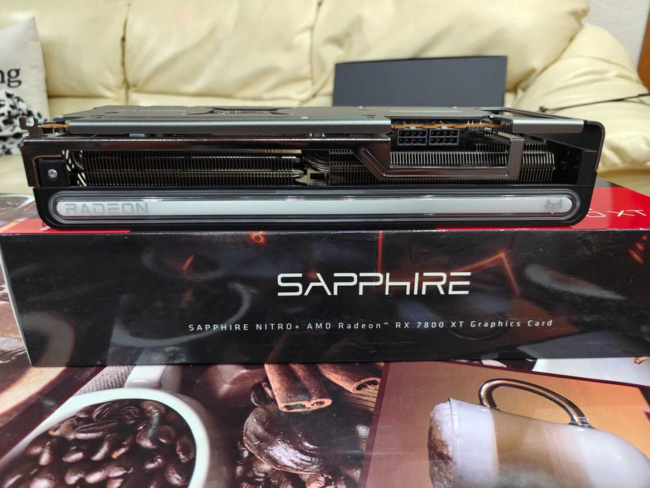 Продавам Sapphire NITRO+ AMD Radeon RX 7800 XT 16GB