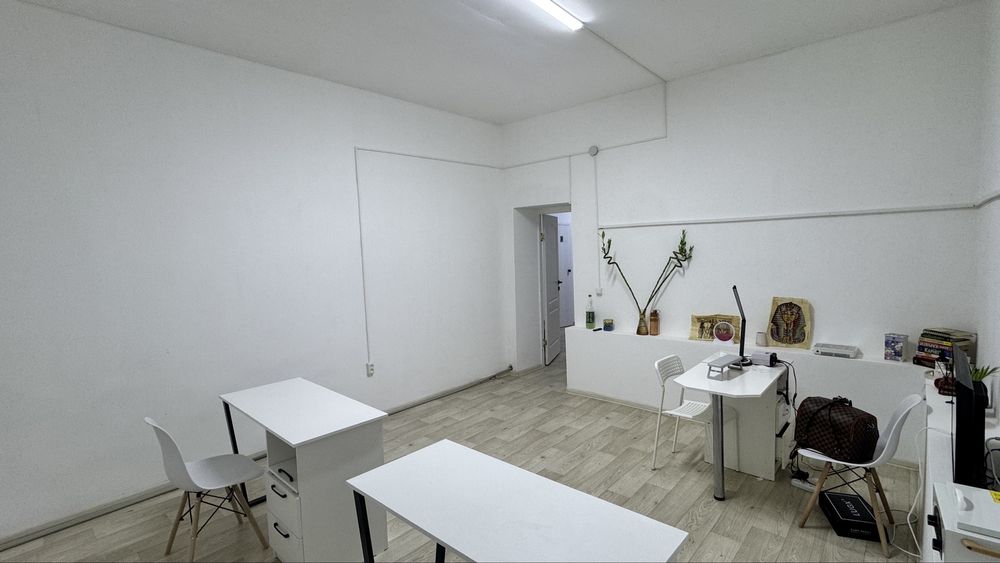 Сдаётся комната в салоне. А также сдаётся маникюрный стола 15000тг