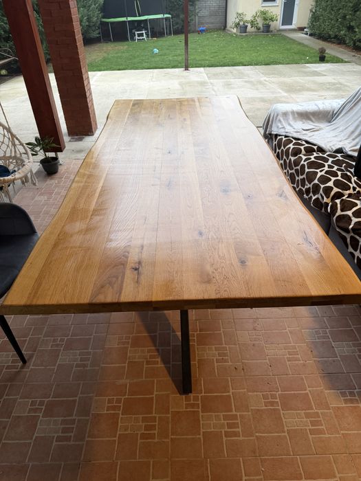 Vând masă  din lemn masiv (stejar) cu picioare metalice