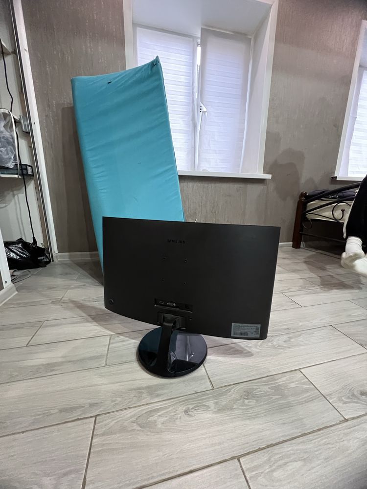 Продам монитор самсуснг с изогнутым экраном.60гц.15000