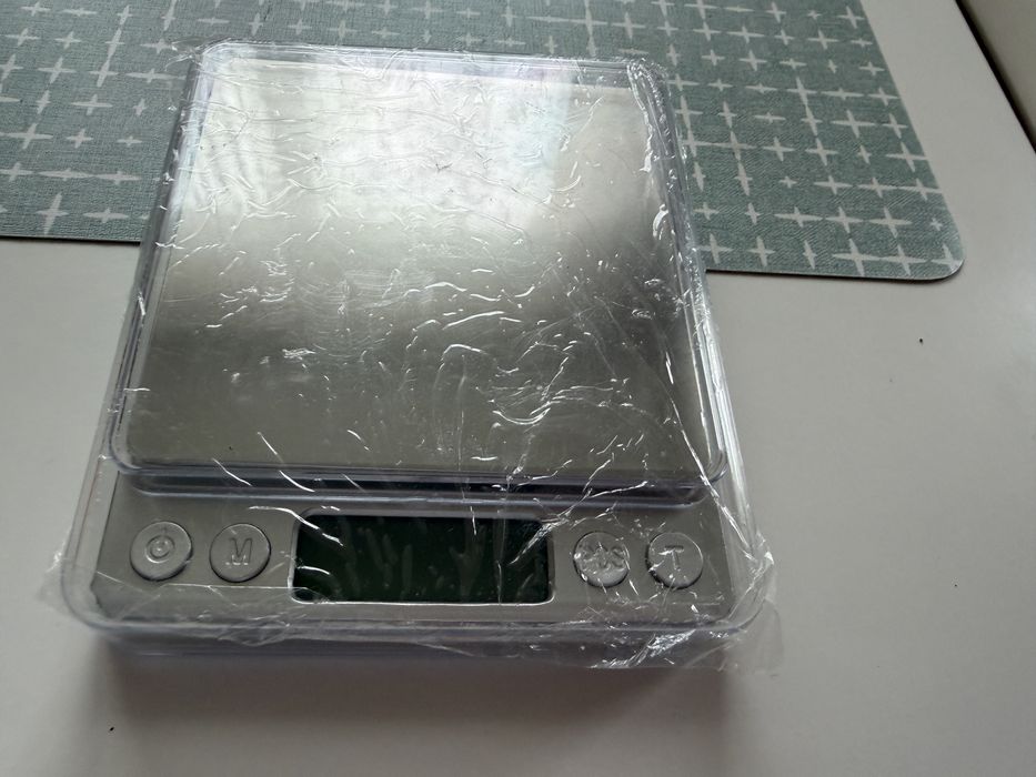 Малко електронно кантарче – 10 × 13 см, син дисплей