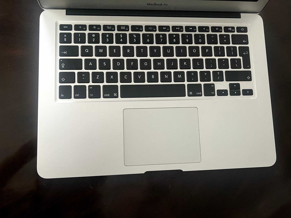 MacBook Air 13” (Early 2015) – Intel i5 / 8GB RAM / 256GB SSD