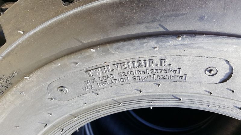 cauciucuri 10-16.5 profil de asfalt 12PLY pentru utlaje grele noi AGMO