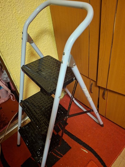 Vând scară cu 80 lei