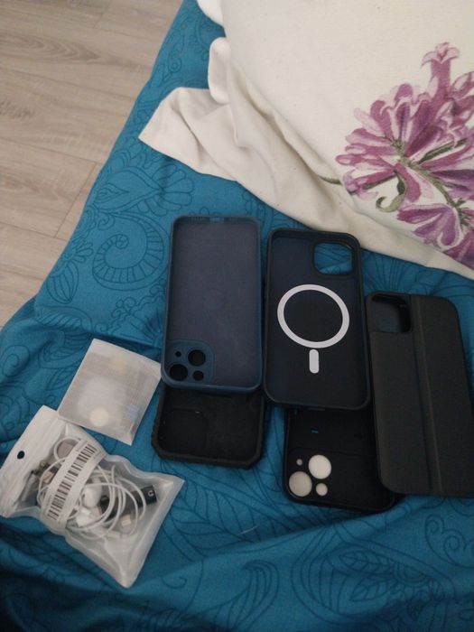Vând accesorii de  iPhone 14 normal