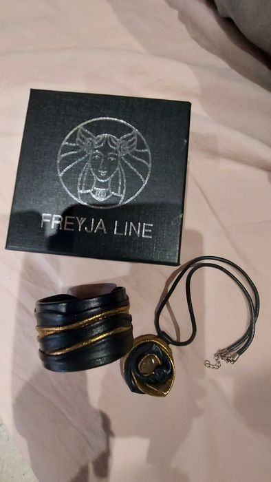 Комплект бижута от естествена кожа с естествен камък