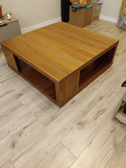 Стол журнальный длина 110 см, ширина 110 см, высота 40 см.