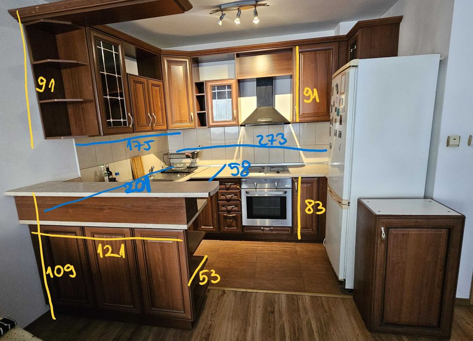 Ъглова кухня с фурна, мивка и аспиратор