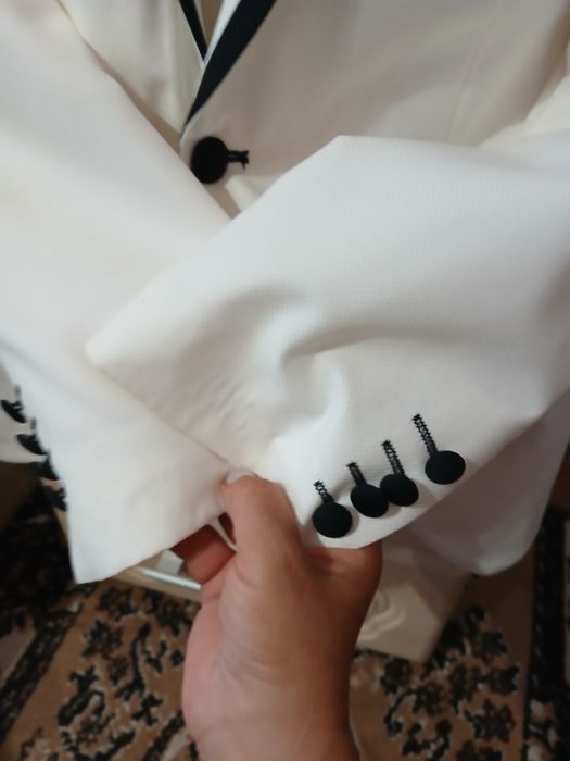 Sacou barbati alb cu negru ,foarte frumos