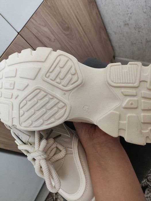 Продаются НОВЫЕ женский КРОССОВКИ