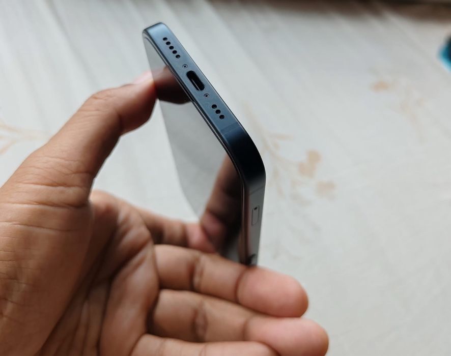 iPhone 15 ca NOU cu viata Bateriei 98%