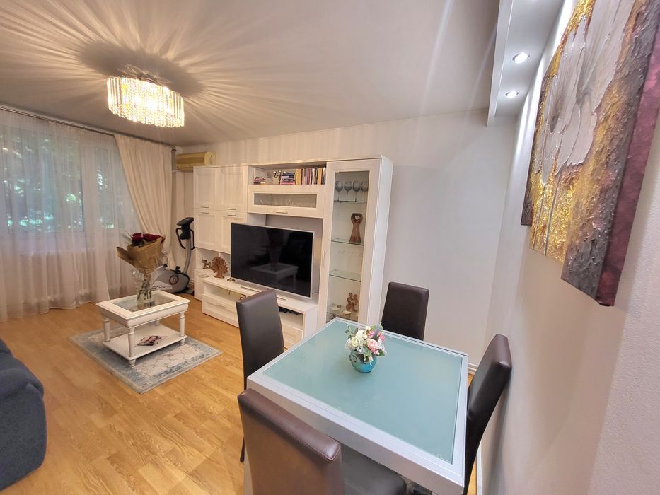 Direct proprietar Închiriez apartament 4 camere centrala proprie