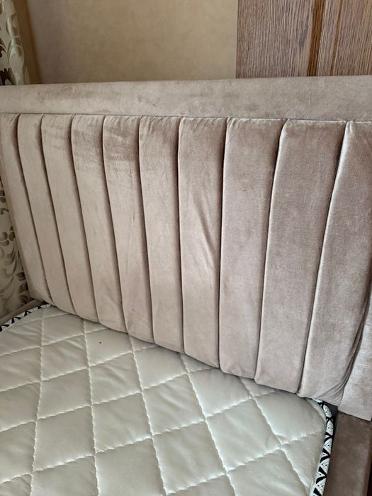 Кровать с матрасом