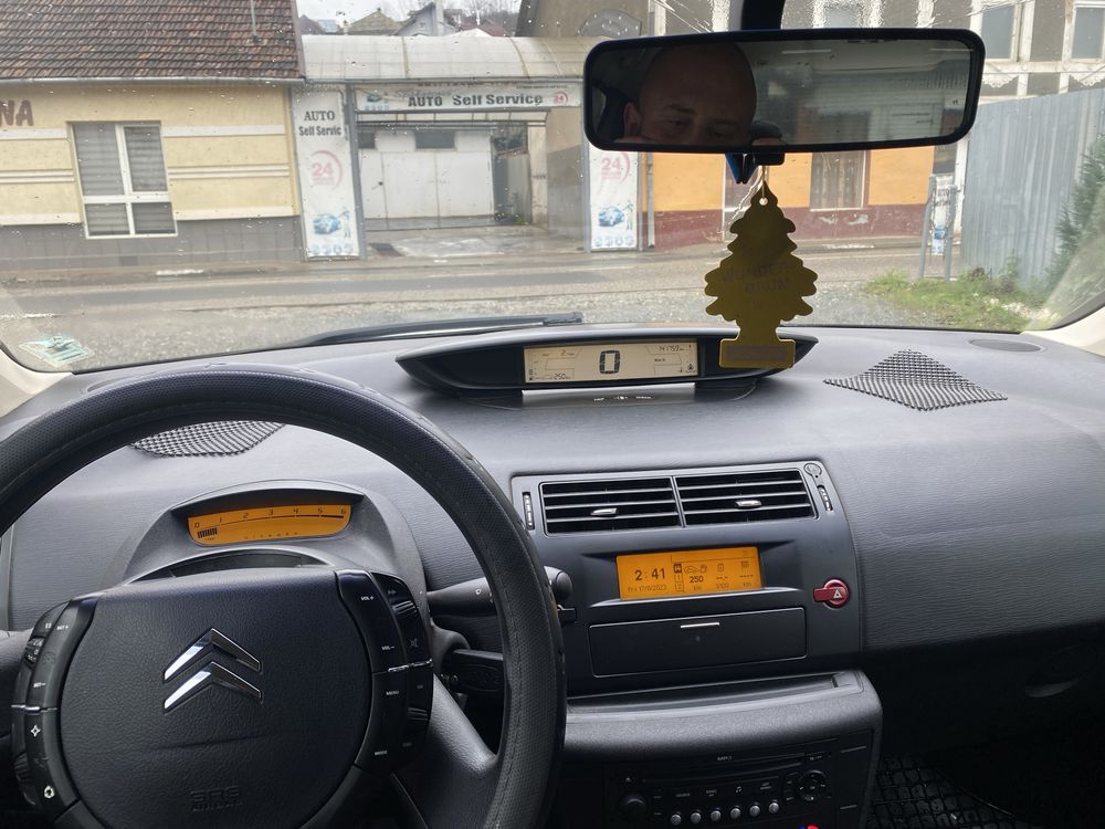 Citroen C4 sedane