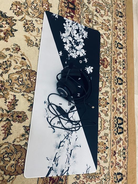 Коврик и наушники