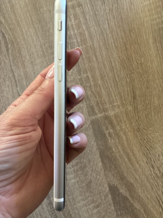 Продавам IPhone se 2020